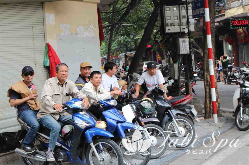 客待ちしているバイクタクシー