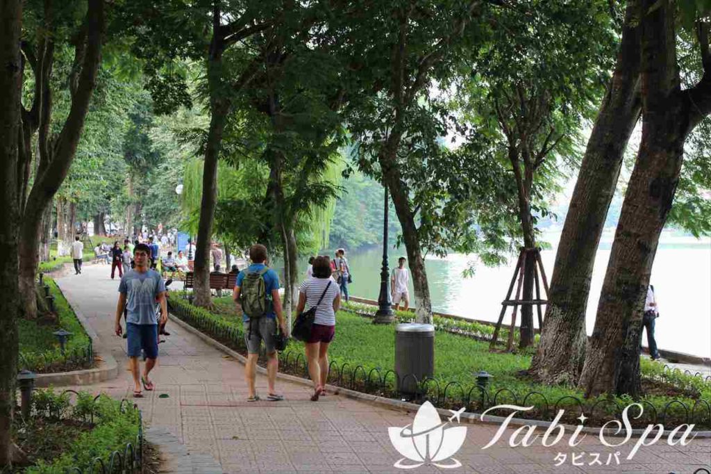 ホアンキエム湖の遊歩道