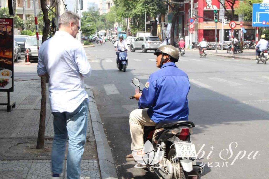 バイクタクシーと旅行者