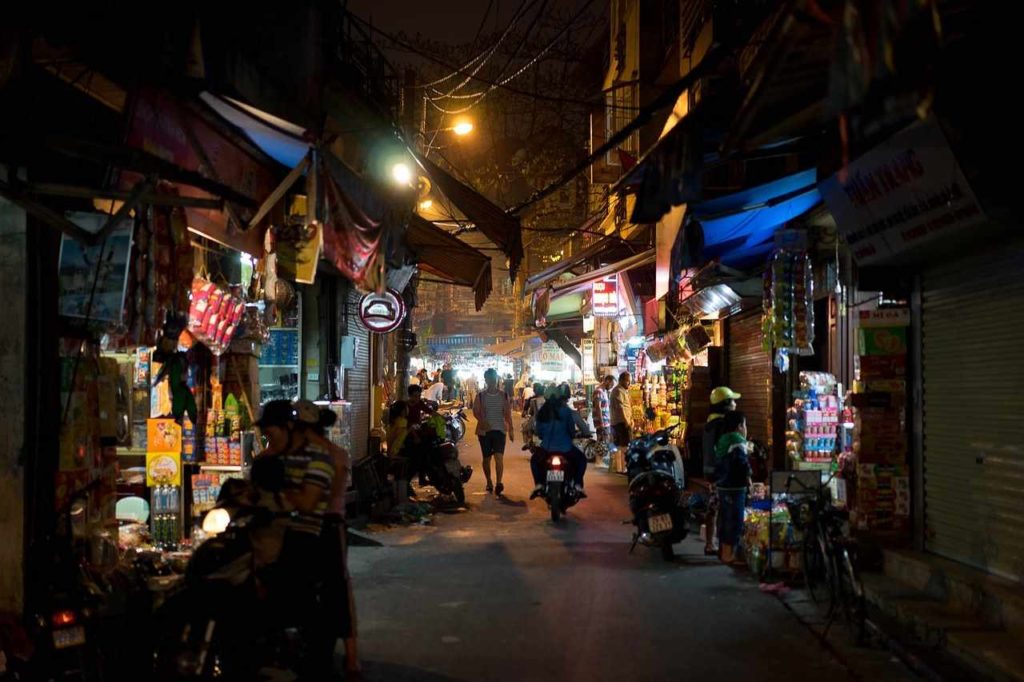 ハノイ旧市街の夜の路地中