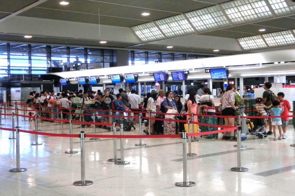 成田空港のチェックインカウンター