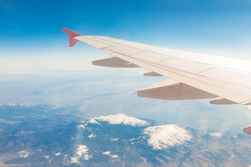 飛行機ならたったの1時間30分！