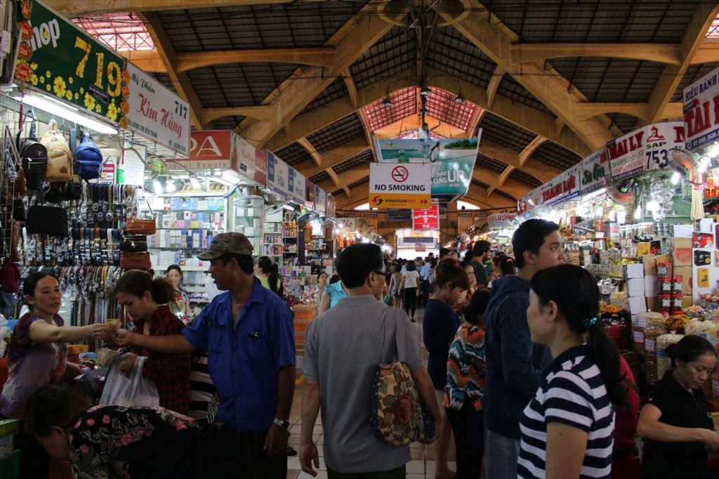 10:45～：巨大屋内マーケット「ベンタイン市場」で買い物