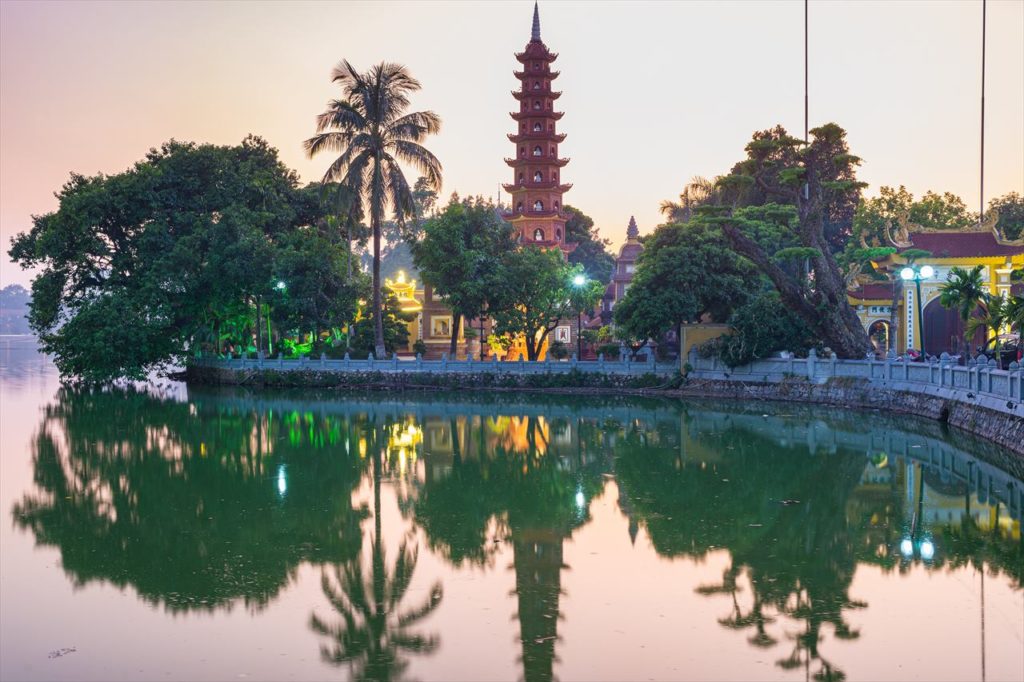 10:15～：タイ湖の観光スポット「鎮国寺」を見学