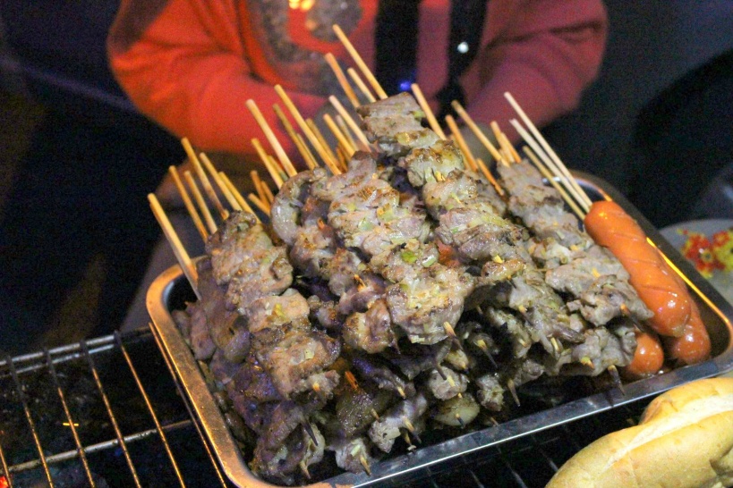 12．日本をしのぐ美味しさかも。ハノイ屋台名物グルメ「焼き鳥　Thit Xien」