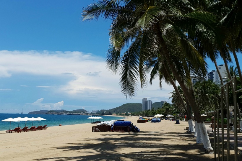 おすすめの海水浴場は観光エリア中心部に広がる「ニャチャンビーチ」