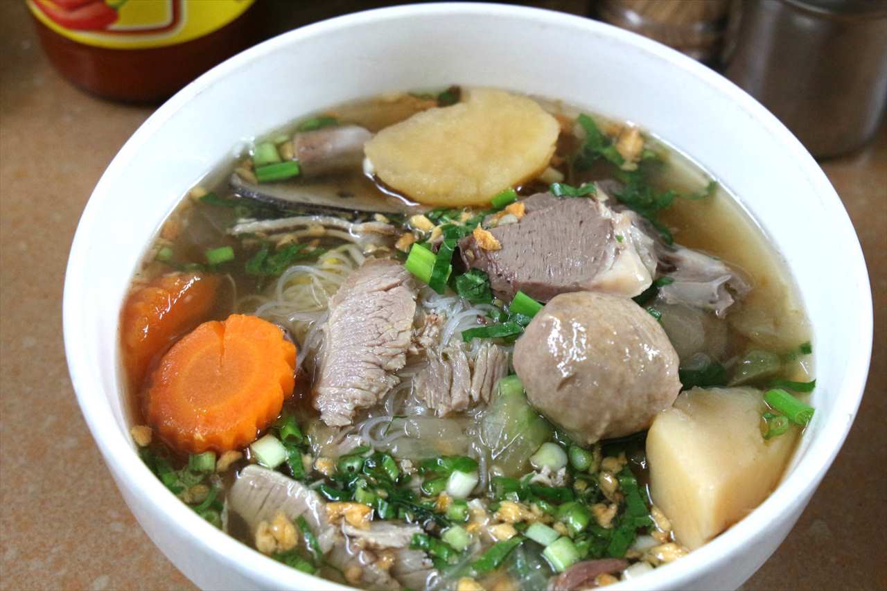 クメール名物の麺料理「クイティウ」