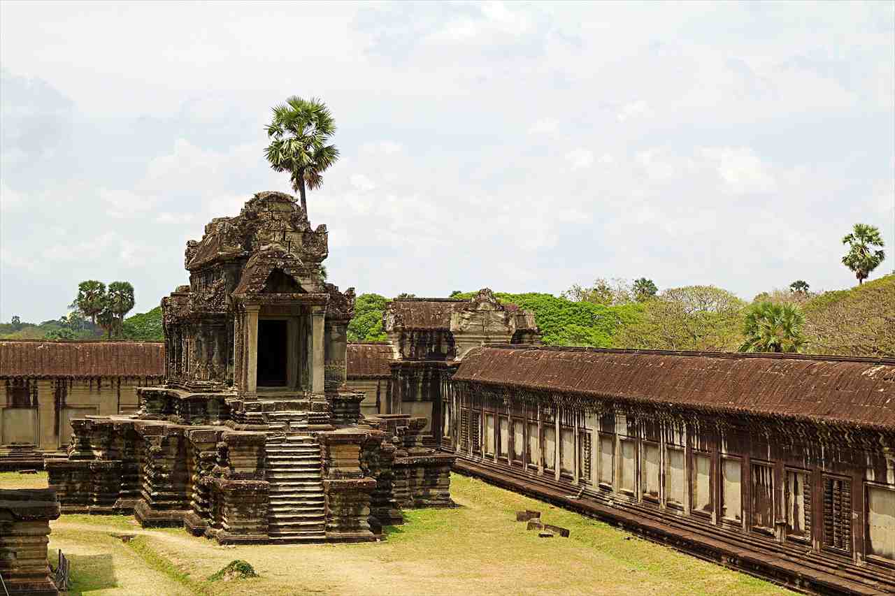 午前中はアンコールワットを観光！最大級の寺院を見学しよう