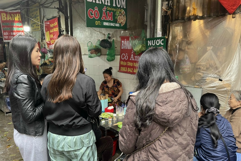 ドンスアン市場周辺屋台で味わうベトナム定番グルメ
