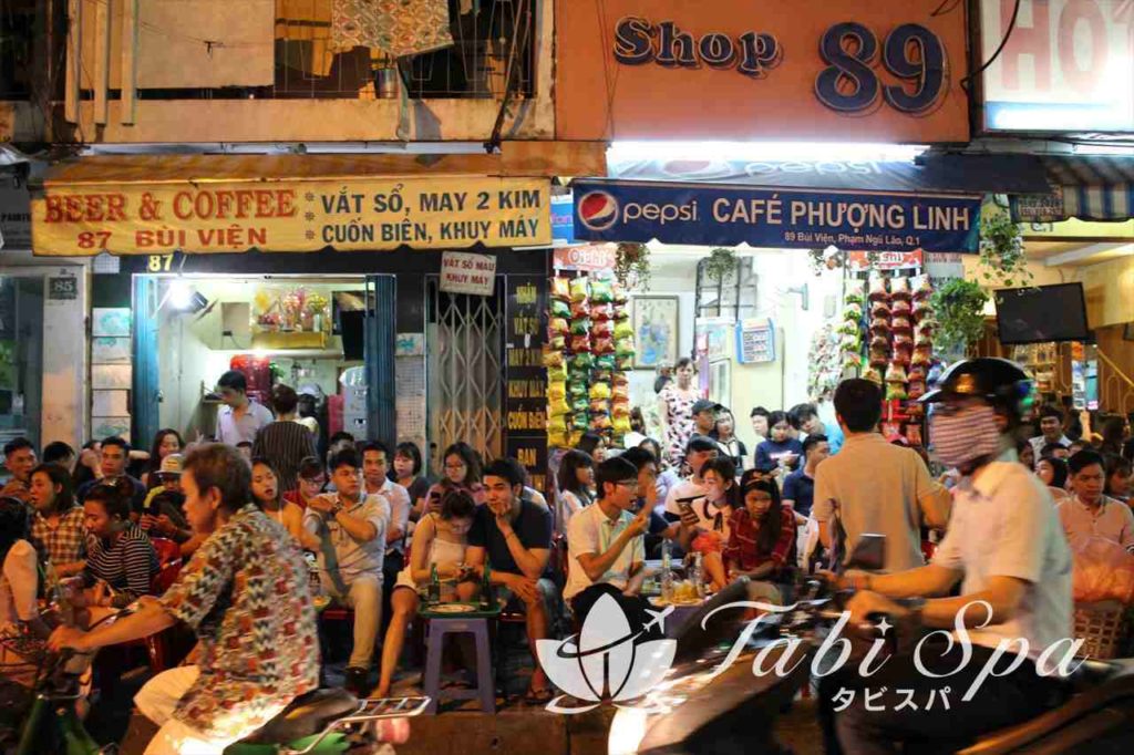 バックパッカー街の深夜食堂でビールを