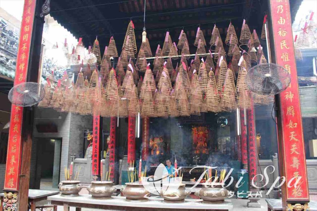 13:30 中華街チョロンの名所「ティエンハウ寺(天后宮)」へ