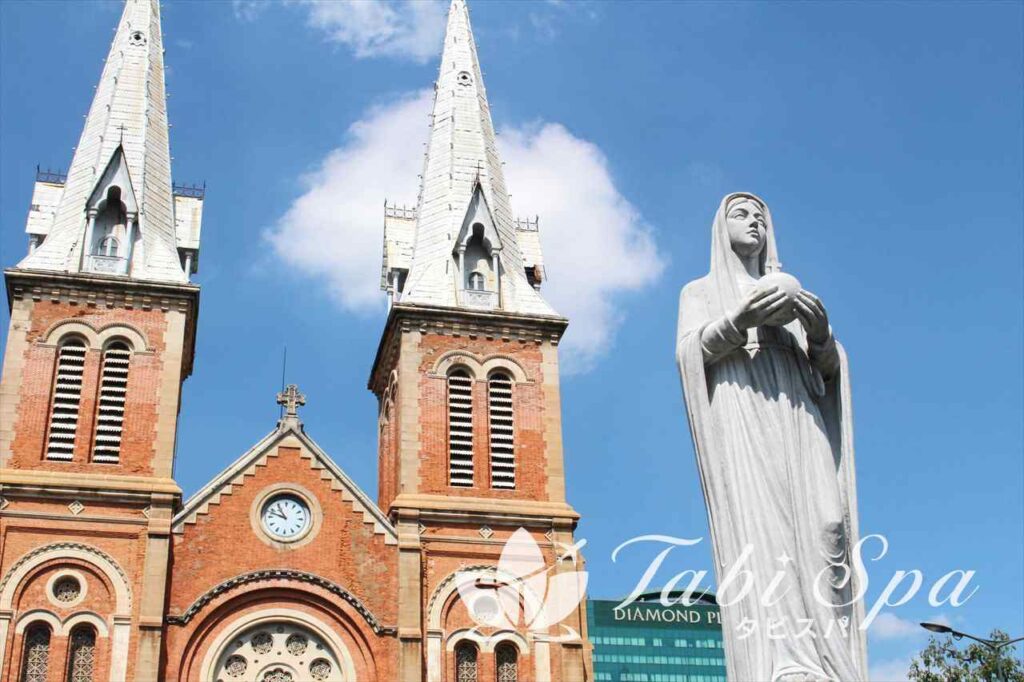 10:00　格式高いカトリック教会「聖母マリア教会（サイゴン大教会）」