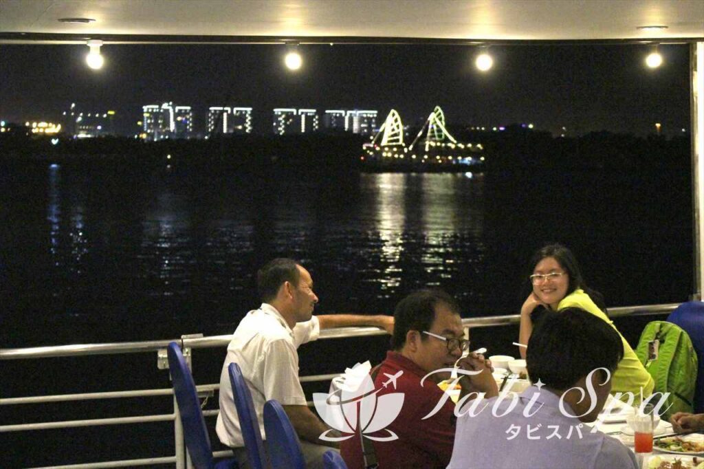 モデルコース最後の晩餐はホーチミンの夜景を愛でながら船上ディナーを