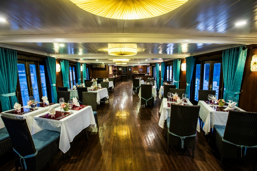BHAYA CLASSICの船内食堂