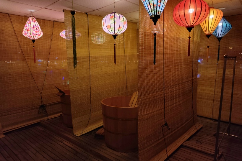 ベトナム伝統の檜風呂＆無料サウナ