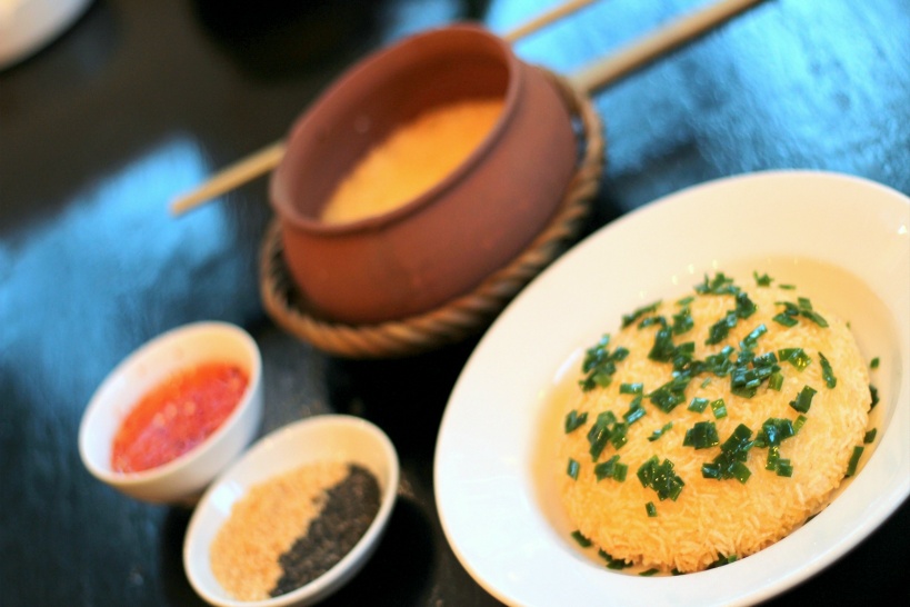 「コムニュウサイゴン(Com Nhieu Saigon)」の名物：土鍋のおこげご飯