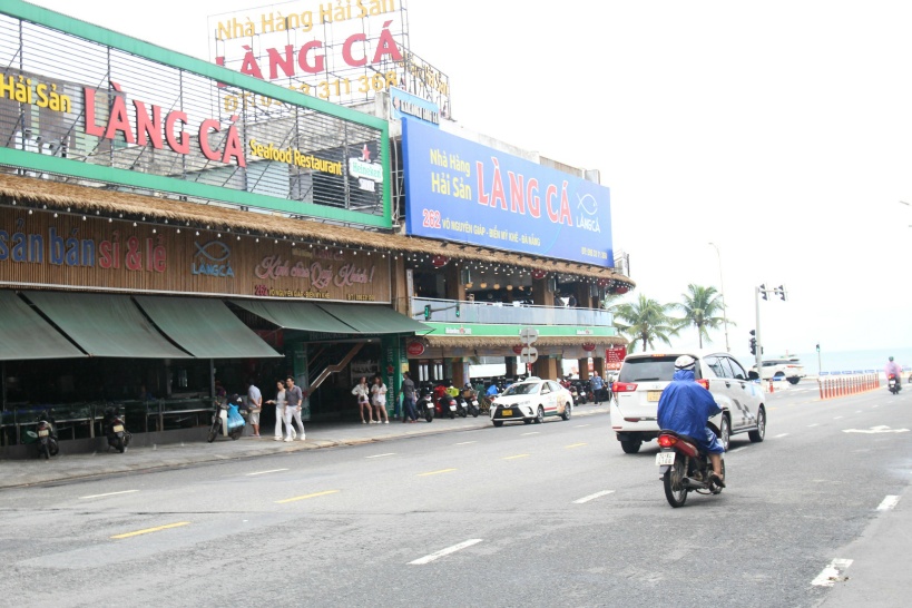 Nguyen Van Thoai（グエンバントアイ）通りの海鮮食堂