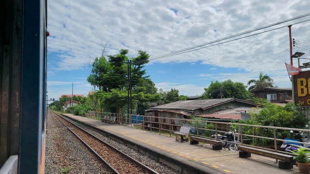 バンコクからパタヤへの鉄道移動の楽しみ方と注意点