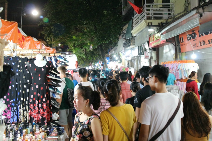 夜はハノイ旧市街ナイトマーケット散策。食事もおすすめ