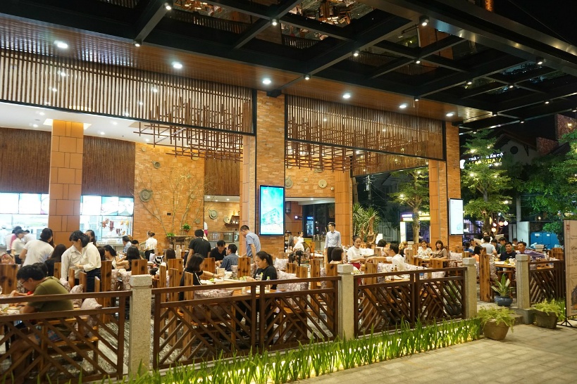 ブリリアント|ビーチ繁華街傍の大型レストラン