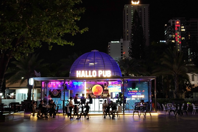 チャンフー通りの夜景とニャチャンビーチ沿いの散策ルート