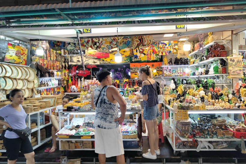 旅行者向けだからお土産の種類が豊富で選びやすい