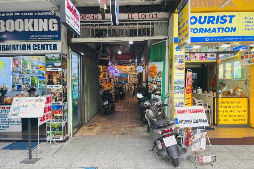 大通りを歩いて、この建物内に入る