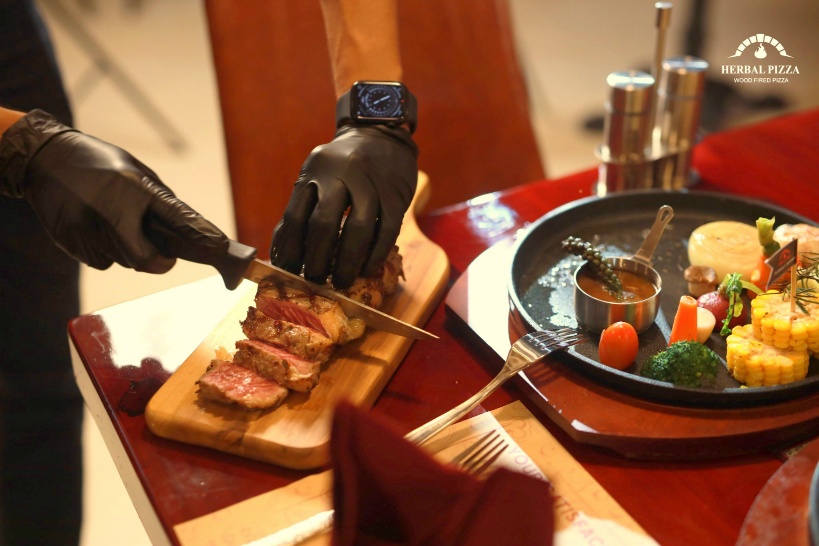 完璧なミディアムレアを再現！Herbal Pizza & Steakが人気の理由が分かる