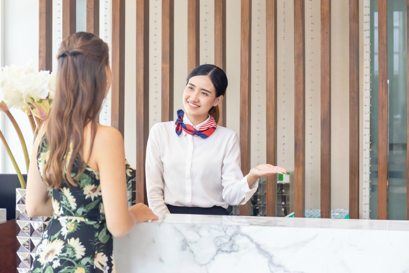 お土産ショップに行けない人はデリバリーもおすすめ！宿泊ホテル受付に預けてくれる