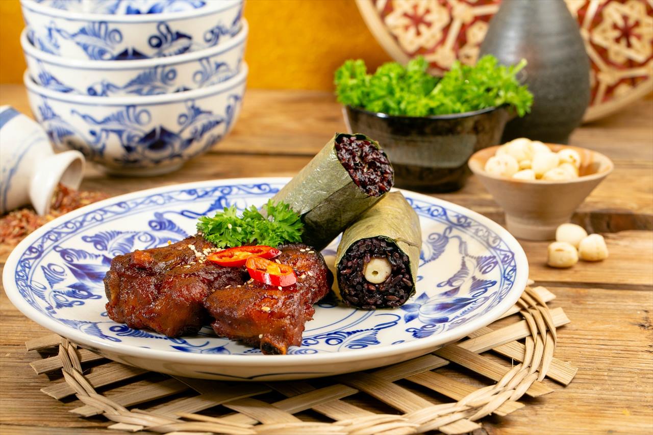ライスビストロのおこわと肉料理