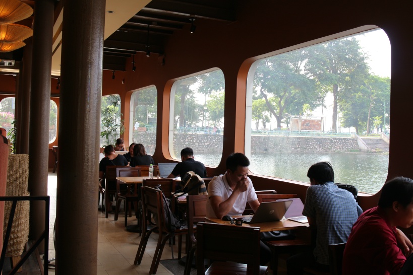 Highlands Coffee Du Thuyền Hồ Trúc Bạch｜湖上カフェでランチ