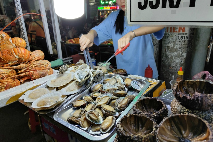 海鮮屋台も並ぶ
