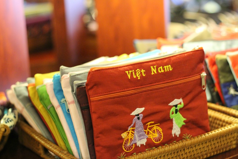 ポーチやバッグなど定番の刺繍小物