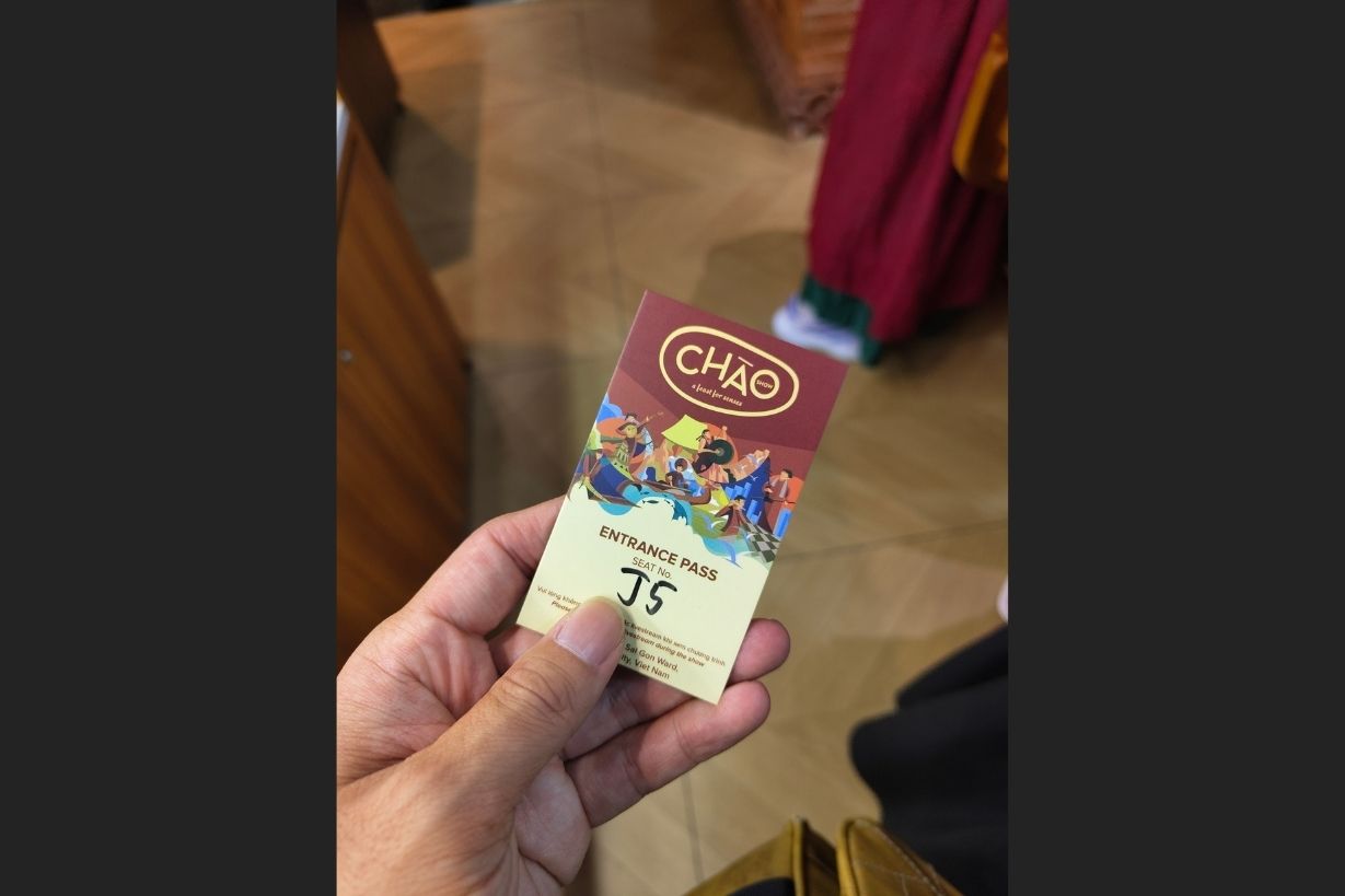 受付でチケットを受け取る