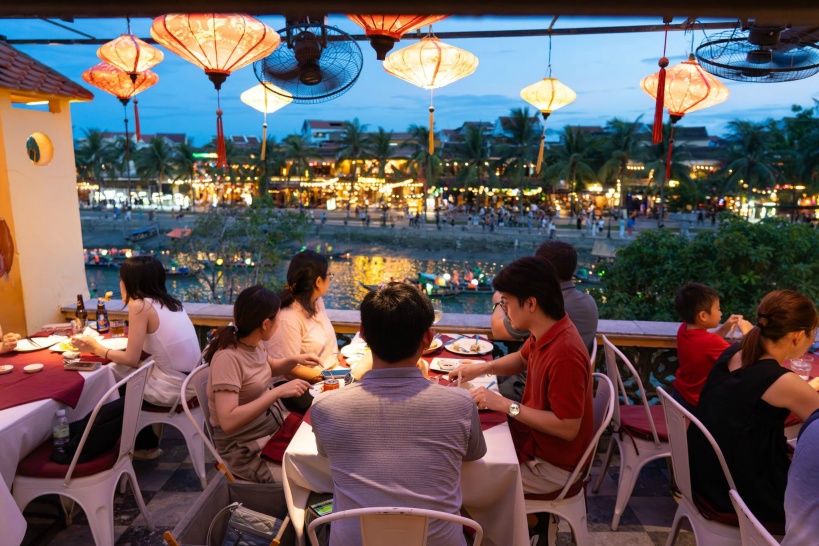 カーゴクラブでディナーとナイトマーケット散策