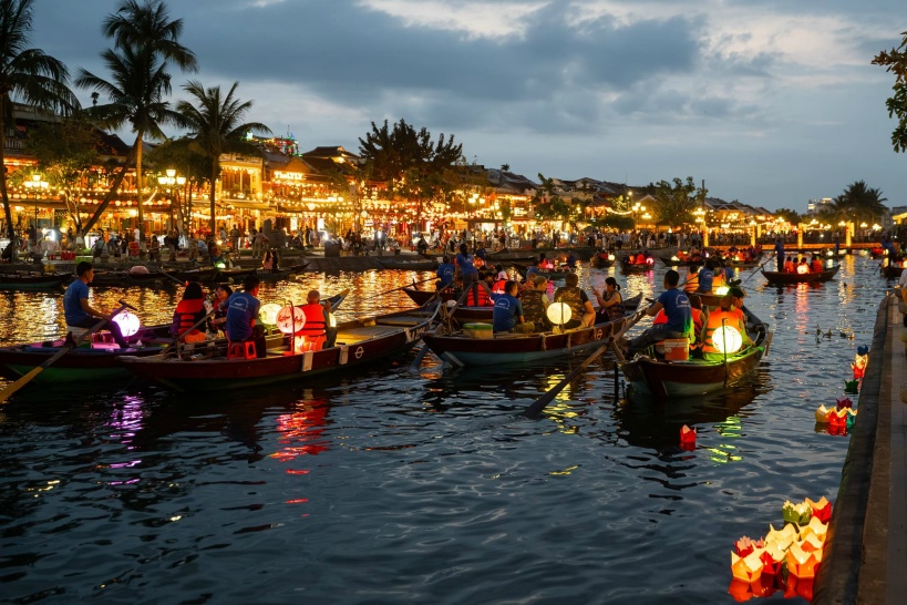 トゥボン川のボート遊覧と灯篭流し体験