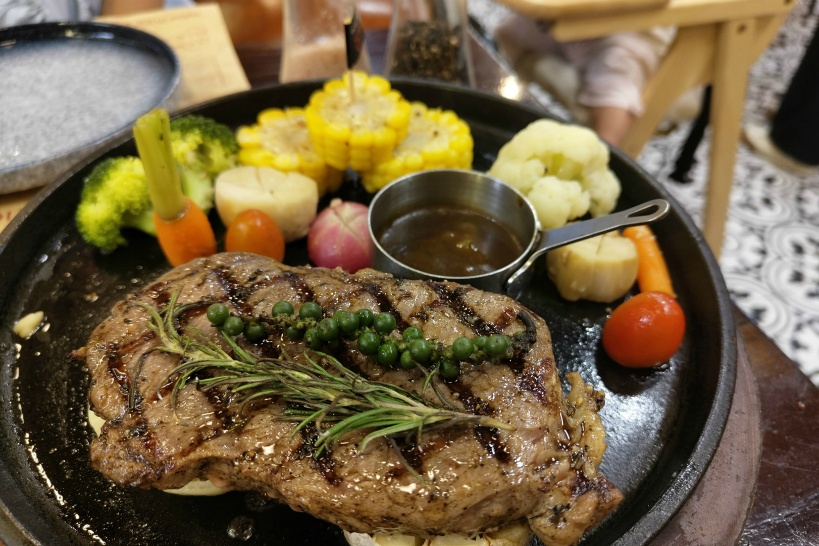 昼食:ハーバルピザ&ステーキで名物ランチ