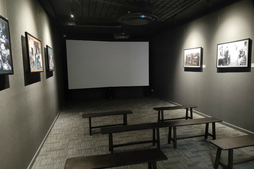 フォー博物館体験開始!ガイドと一緒に最初は映像エリア