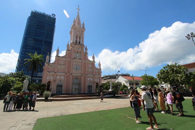 午前:ハン市場・ダナン大聖堂など市街地の定番スポットを観光