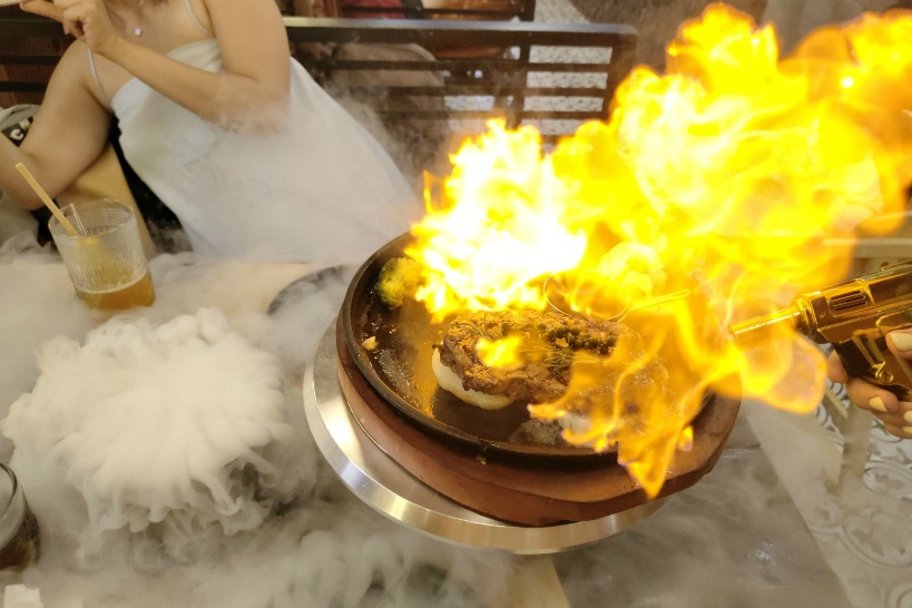 ハーバルピザ&ステーキ|豪快なミディアムレアステーキを食べよう