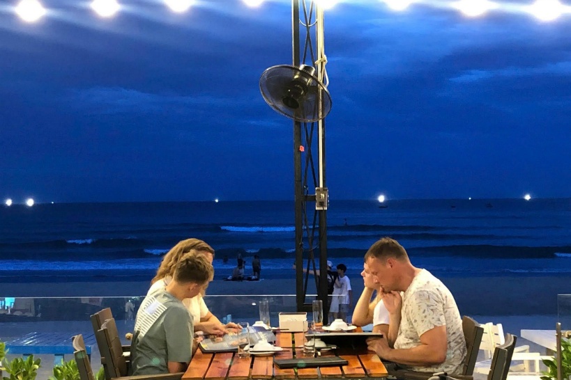 Muoi Bienの夜の海側席