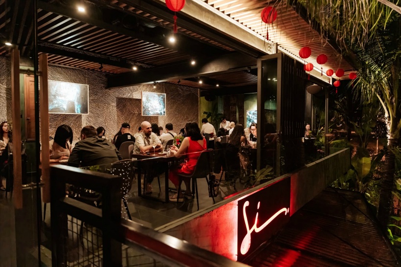 Si-Diningのフロア内と大勢のお客