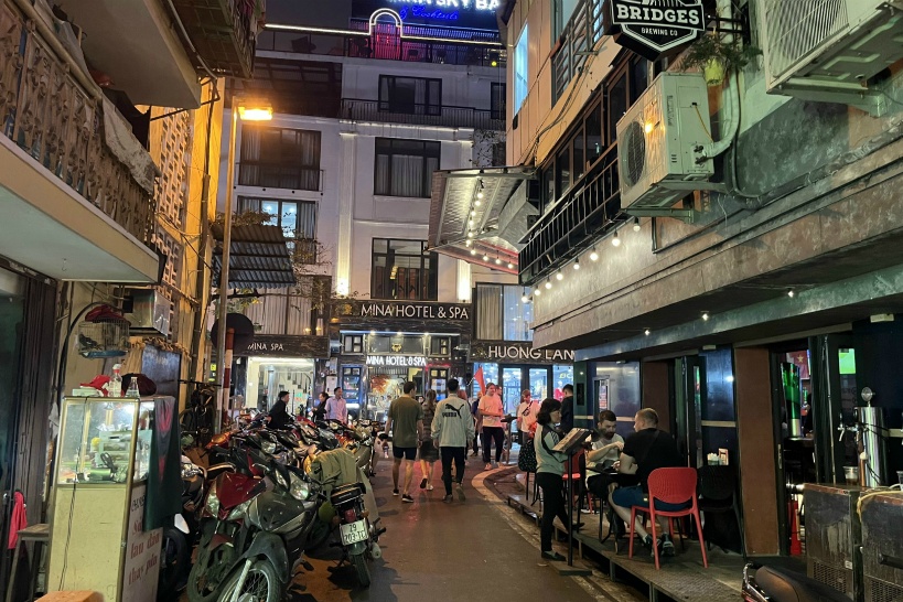 ハノイ旧市街のターヒエン通りにて